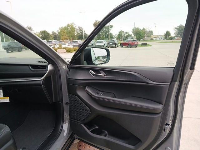 2027 Jeep Grand Cherokee GRAND CHEROKEE LAREDO X 4X4