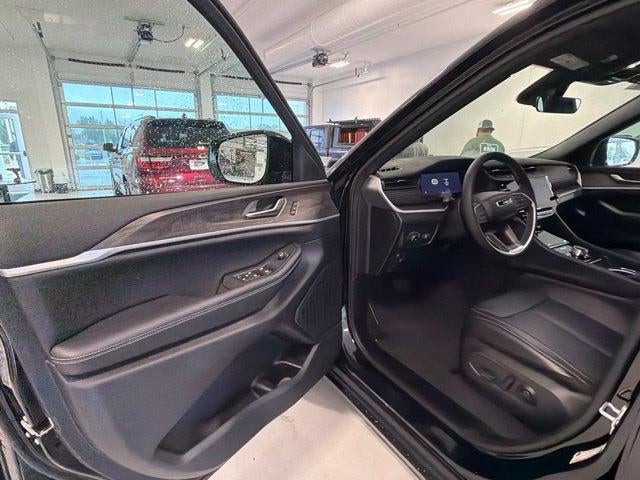 2027 Jeep Grand Cherokee GRAND CHEROKEE LIMITED 4X4