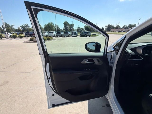2027 Chrysler Pacifica PACIFICA SELECT