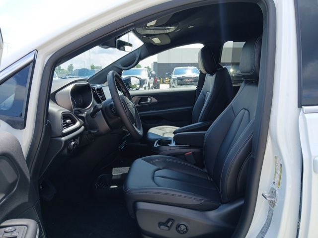 2027 Chrysler Pacifica LX