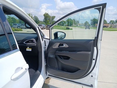 2027 Chrysler Pacifica LX