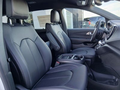 2027 Chrysler Pacifica PACIFICA SELECT AWD